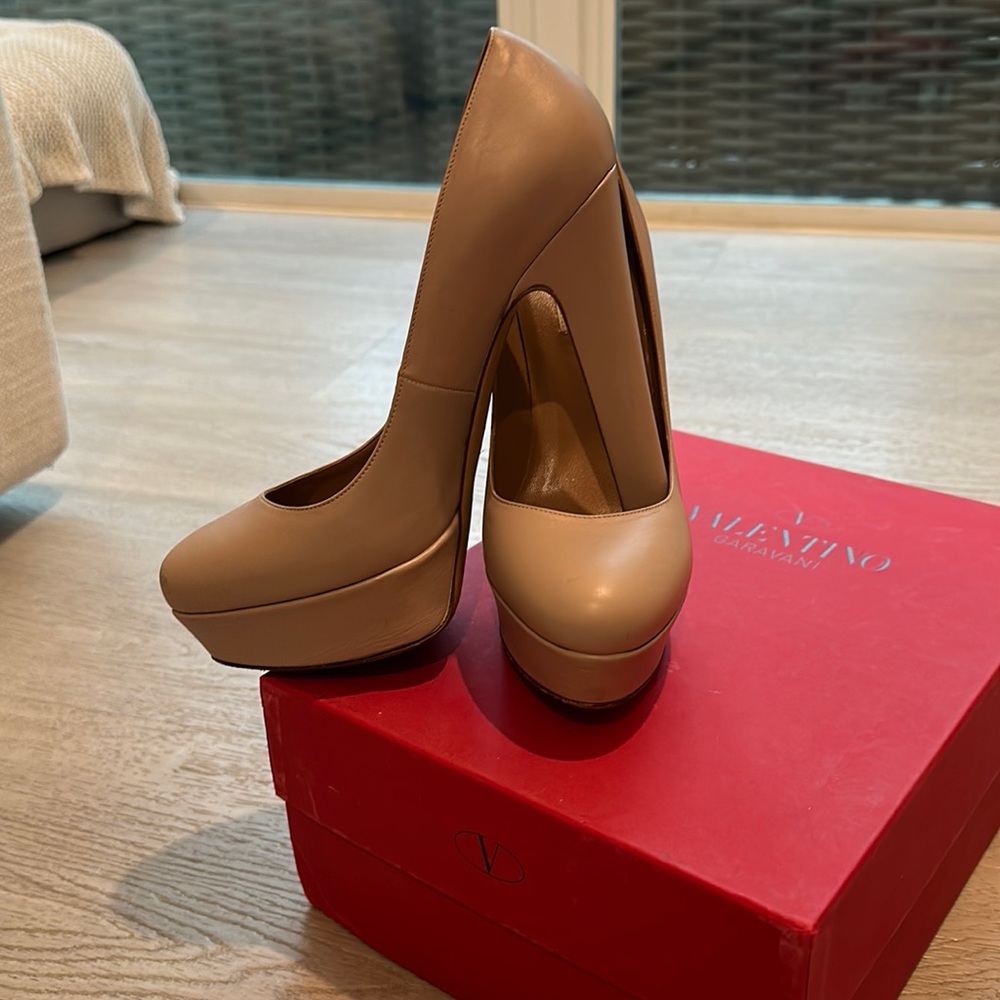 The go to  Valentino neutral pump, original bix and dust bag